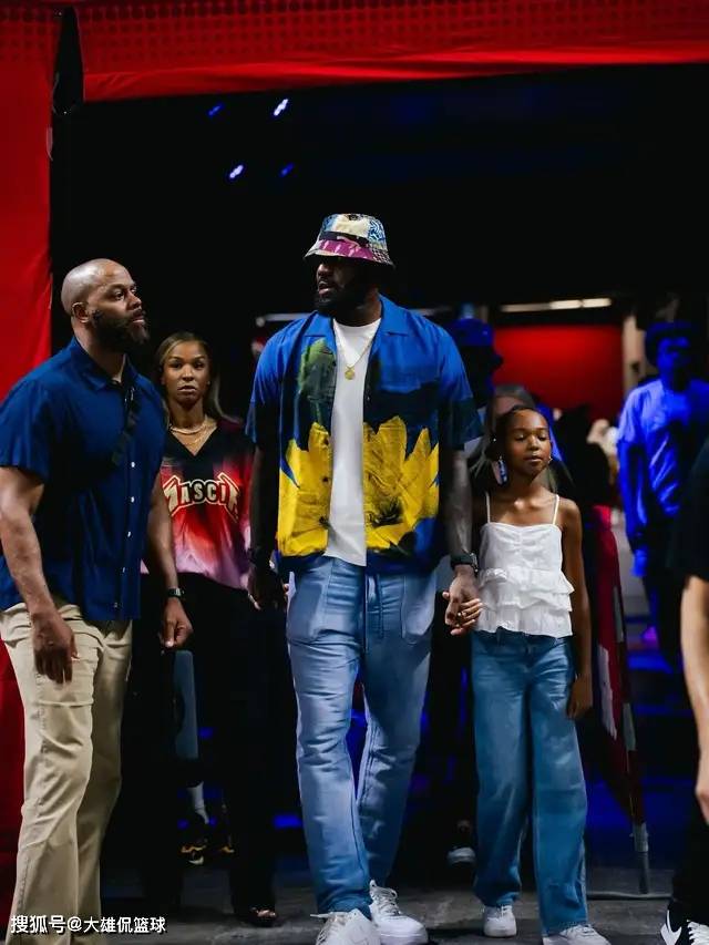 爱游戏体育平台-詹姆斯前队友提议老詹离开湖人，暗示队友不如加入迈阿密热火