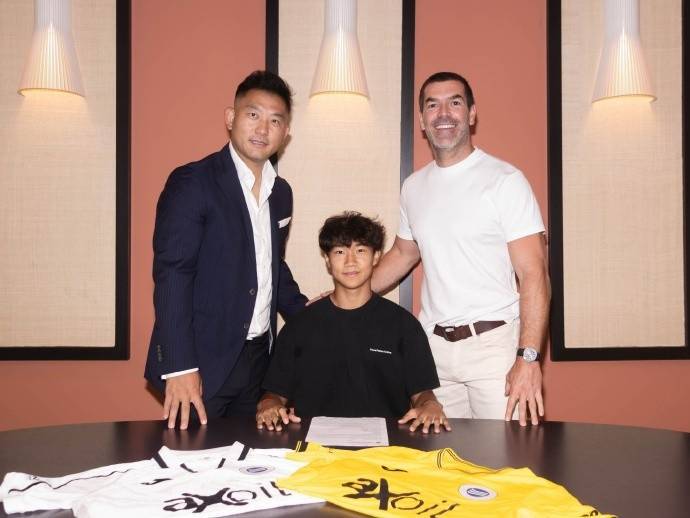 爱游戏体育-官方：19岁小将刘昊雨加盟加泰二级联赛球队国际巴塞罗那