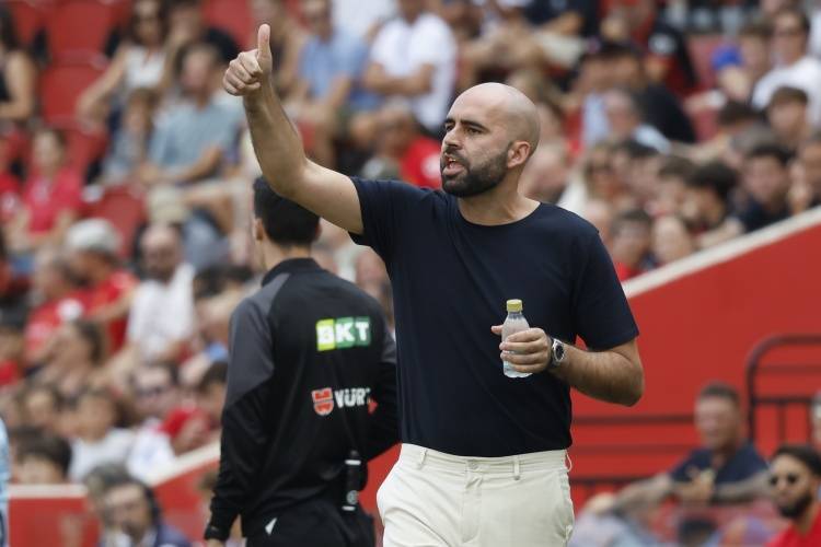 爱游戏中国-塞尔塔主帅回应勒沃库森传闻：我在自己想在的地方，球迷们放心