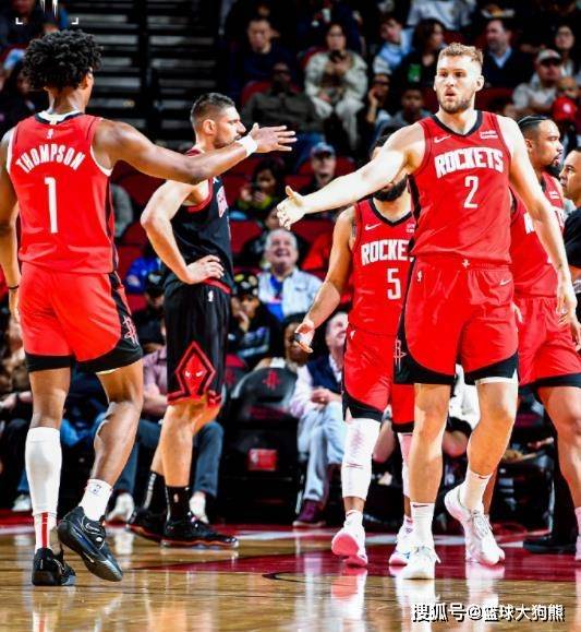 爱游戏-3年2150万签中锋，火箭队加强双塔战术？3塔齐聚内线，3套组合出炉