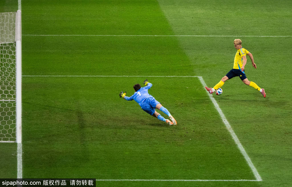 爱游戏体育网址-带不动！阿森纳利物浦两大神锋联手造良机 热刺小将失空门