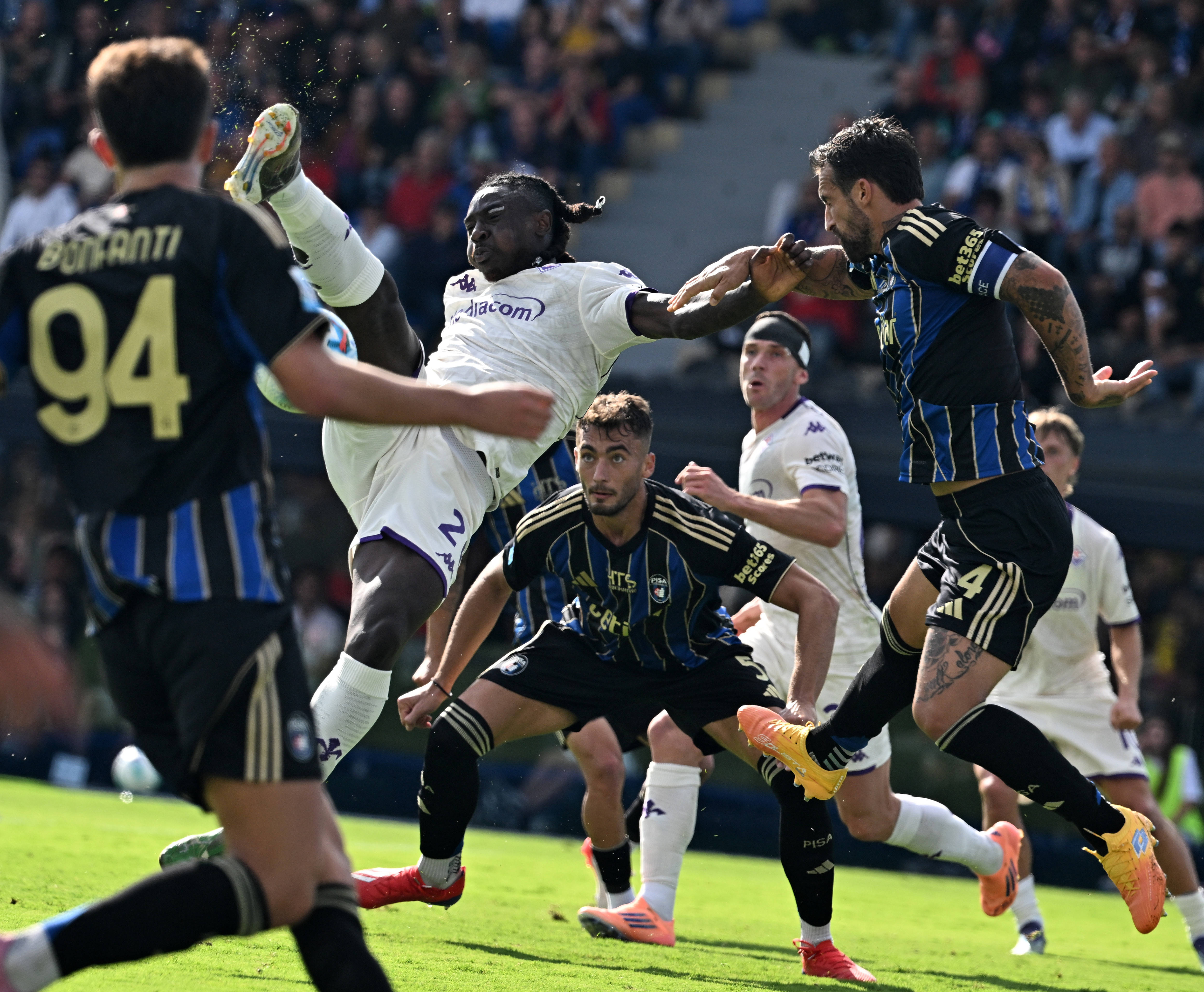 （体育）足球——意甲：比萨平佛罗伦萨